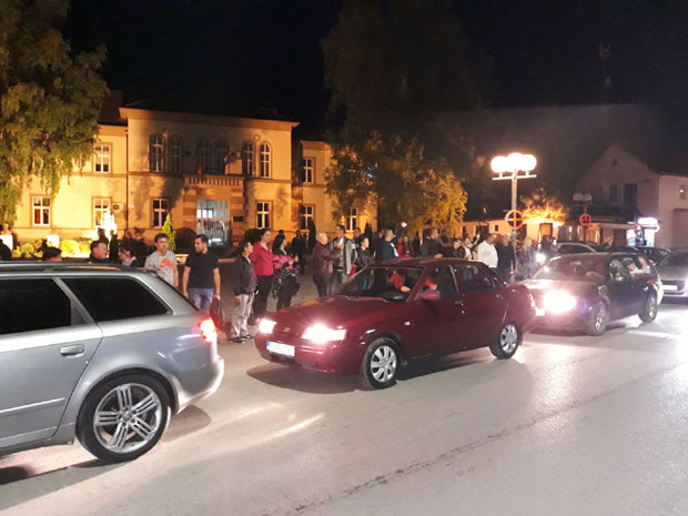 Беранци протестују ЧЕТВРТУ НОЋ ЗАРЕДОМ! Не дамо светиње се орило дуже од САТ ВРЕМЕНА